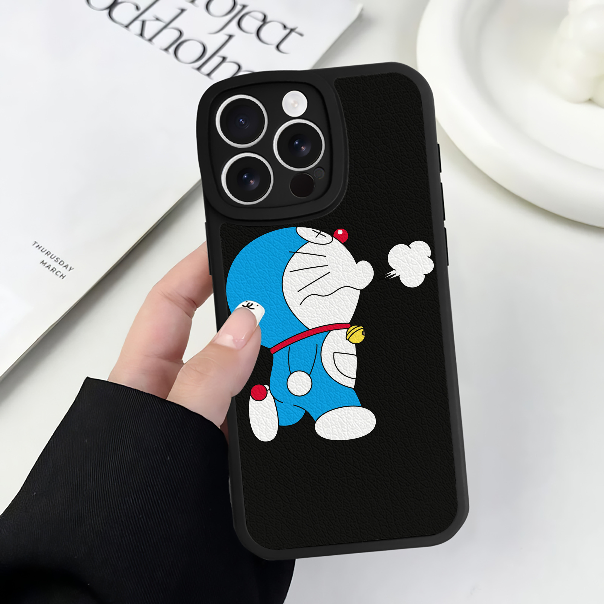 （画像用） ドラえもん Doraemon 【iPhone 16シリーズ対応】シリコンスマホケース（レザー調） 材質：シリコン